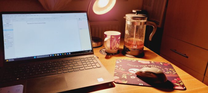 Schreibtisch im Dunkeln