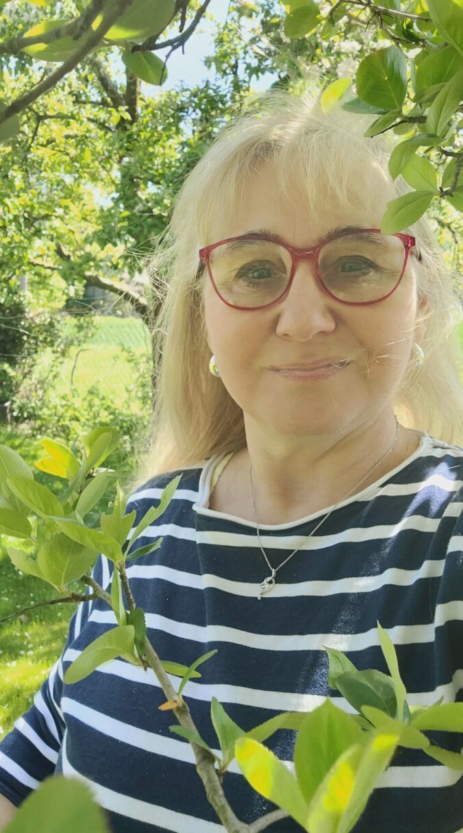 Autorin im Garten